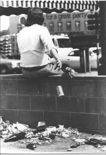Littering of beverage containers in Adelaide in the 1970s